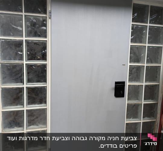 דלת אפורה צבועה עם ידית שחורה